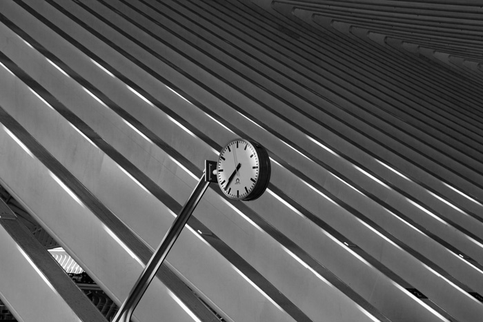 Liège-Guillemins TGV-Bahnhof (Calatrava 2009) Uhr auf der Nord-Empore